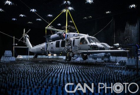 美国空军在电磁屏蔽室进行HH-60W直升机防御系统测试
